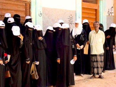 لقطة لمندوبات الجمعيات في زبيد أمام منزل أسرة آل شماخ في شبام ويظهر الزميل علوي بن سميط والأخت بحرية شمشير لقطة لمندوبات الجمعيات في زبيد أمام منزل أسرة آل شماخ في شبام ويظهر الزميل علوي بن سميط والأخت بحرية شمشير