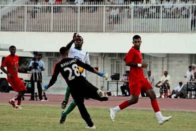 هجمة لشباب البيضاء يبعدها حارس التلال فرج مبروك هجمة لشباب البيضاء يبعدها حارس التلال فرج مبروك
