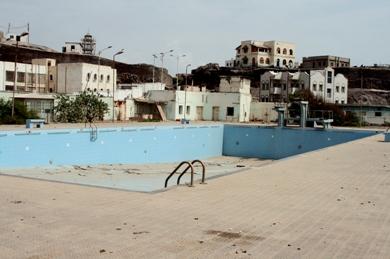 صورة توضح حال مسبح حقات حاليا صورة توضح حال مسبح حقات حاليا