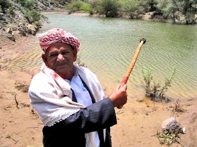الحاج مصلح ناصر يشير إلى حاجز المياه الحاج مصلح ناصر يشير إلى حاجز المياه