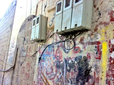 أسلاك مكشوفة تنذر بكارثة أسلاك مكشوفة تنذر بكارثة