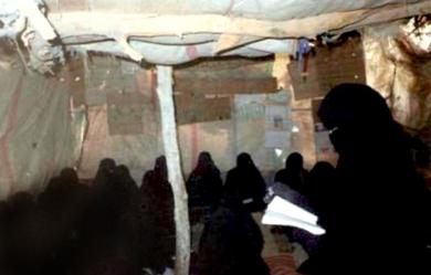 معلمة تقدم درسا في فصل محو الأمية معلمة تقدم درسا في فصل محو الأمية