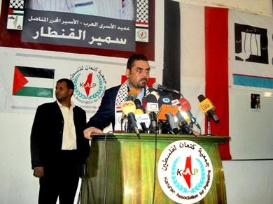 سمير القنطار أثناء القاء كلمته أمس
