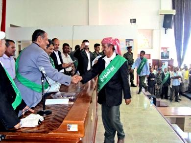 المحافظ علي قاسم طالب يكرم معلما بالضالع