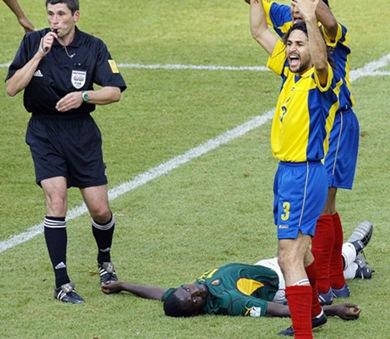 الكاميروني ففيان فوويه توفي في كأس القارات 2003 الكاميروني ففيان فوويه توفي في كأس القارات 2003