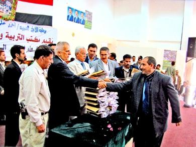 محافظ المحويت يكرم أحد المعلمين محافظ المحويت يكرم أحد المعلمين