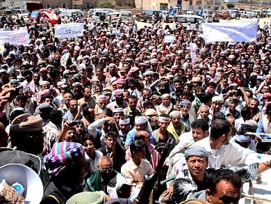 من المسيرة والمهرجان الحاشدين في يافع أمس من المسيرة والمهرجان الحاشدين في يافع أمس