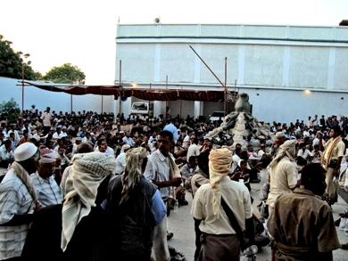 صورة للمواطنين الذين توافدوا الى منزل الشيخ طارق الفضلي صورة للمواطنين الذين توافدوا الى منزل الشيخ طارق الفضلي