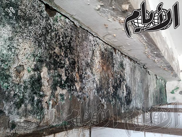 احد غرف الطلاب ويظهر فيه تسرب الماء احد غرف الطلاب ويظهر فيه تسرب الماء