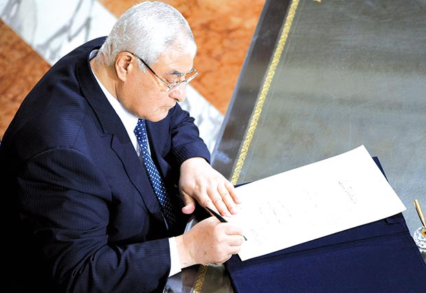 عدلي منصور لحظة توقيعه على تسليم السلطة