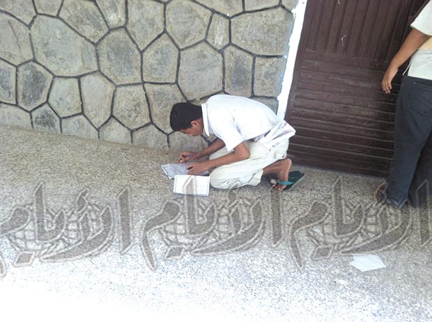 على عتبة باب القاعة على عتبة باب القاعة