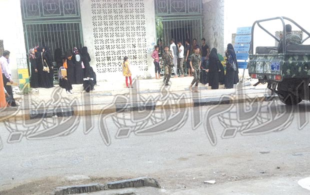 طاقم أمني خارج مركز امتحان طاقم أمني خارج مركز امتحان