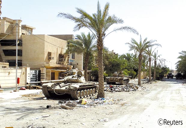 دبابات تابعة للجيش العراقي أثناء المعارك مع متشددين اسلاميين في مدينة الرمادي أمس دبابات تابعة للجيش العراقي أثناء المعارك مع متشددين اسلاميين في مدينة الرمادي أمس
