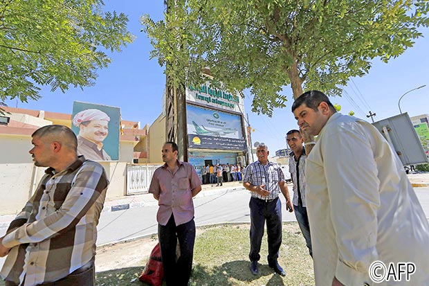 عراقيون هاربون من نينوى يتزاحمون على مكتب طيران لحجز تذاكر الهرب من أربيل أمس عراقيون هاربون من نينوى يتزاحمون على مكتب طيران لحجز تذاكر الهرب من أربيل أمس