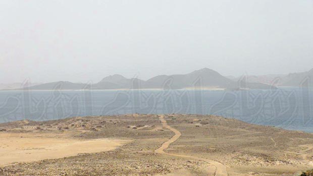 الجزيرة على مقربة من جبال مجاورة الجزيرة على مقربة من جبال مجاورة