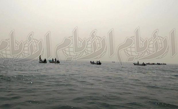 صيادو الجزيرة في رحلتهم اليومية للصيد صيادو الجزيرة في رحلتهم اليومية للصيد