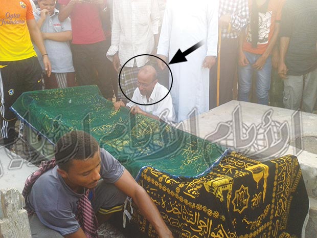 والد الطفلة أمام جنازتها والد الطفلة أمام جنازتها