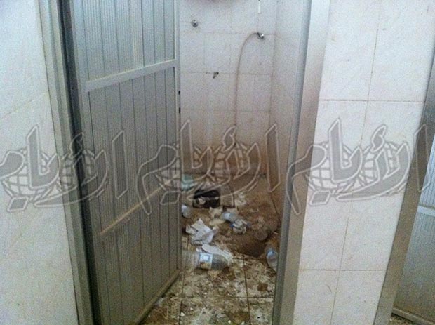 حمامات الكلية في وضع يرثى له حمامات الكلية في وضع يرثى له