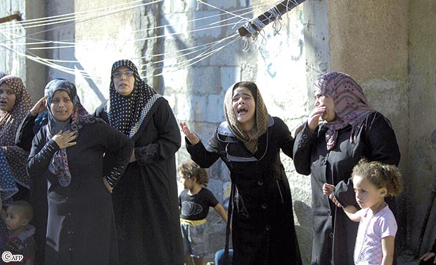 أقارب الأطفال الأربعة خلال الجنازة أمس أقارب الأطفال الأربعة خلال الجنازة أمس