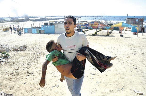 أحد الأطفال القتلى أثناء إجلائه للمستشفى أحد الأطفال القتلى أثناء إجلائه للمستشفى