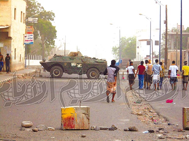 مدرعة في أحد شوارع الحوطة مدرعة في أحد شوارع الحوطة