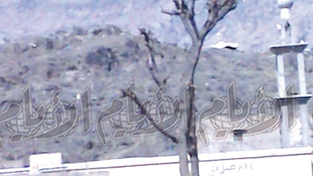 المواقع العسكرية أعلى محطة الشنفرة تطل على المنازل المواقع العسكرية أعلى محطة الشنفرة تطل على المنازل