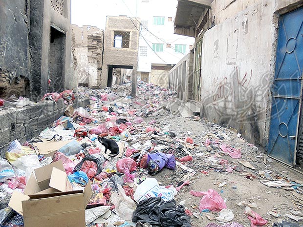 قمامة في شارع فرعي بالمدينة قمامة في شارع فرعي بالمدينة