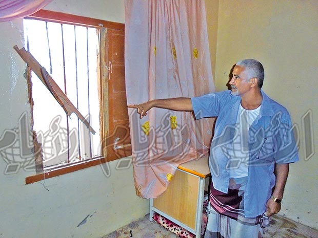 أثر قذيفة الآر بي جي التي أصابت منزل القومي