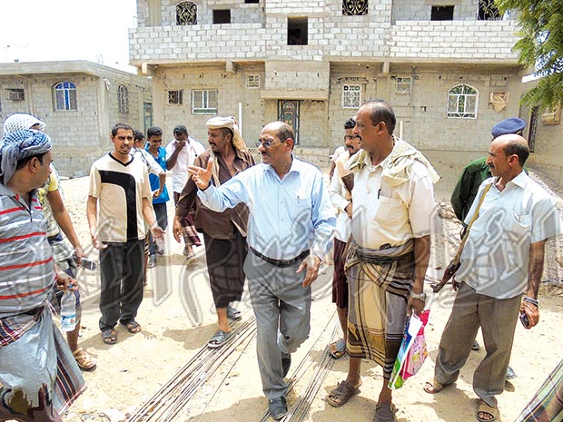 المجيدي أثناء تفقده المواطنين بالحوطة أمس