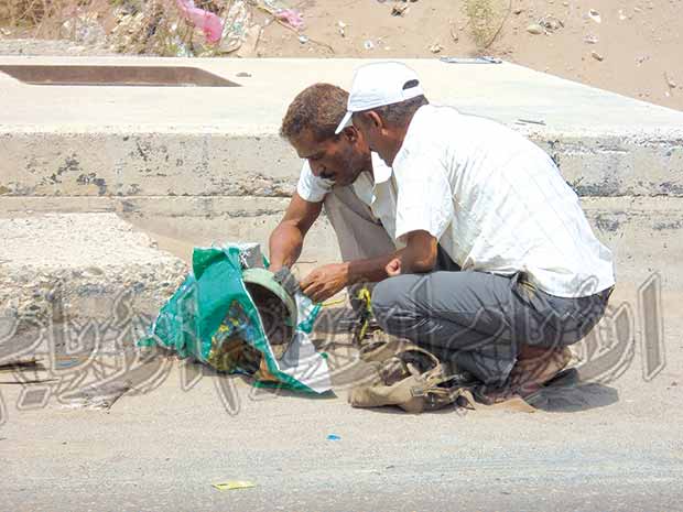خبيران من وحدة تفكيك المتفجرات
أثناء محاولتهما تفكيك العبوة
