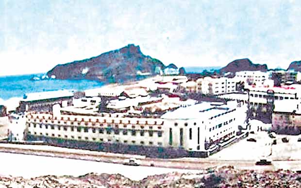 مدرسة )الانجلو - الجزراتية( التي أقيمت عام 1920 م مدرسة )الانجلو - الجزراتية( التي أقيمت عام 1920 م