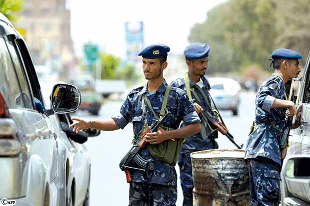 جنود يفتشون السيارات في محيط ساحات الاعتصام بصنعاء جنود يفتشون السيارات في محيط ساحات الاعتصام بصنعاء
