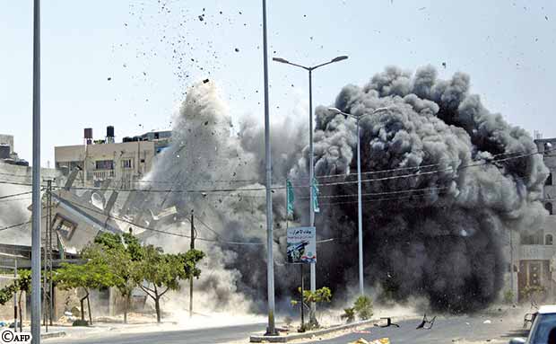 تناثر الشظايا بينما ينفجر منزل فلسطيني بعد ان استهدفته غارة اسرائيلية جوية تناثر الشظايا بينما ينفجر منزل فلسطيني بعد ان استهدفته غارة اسرائيلية جوية