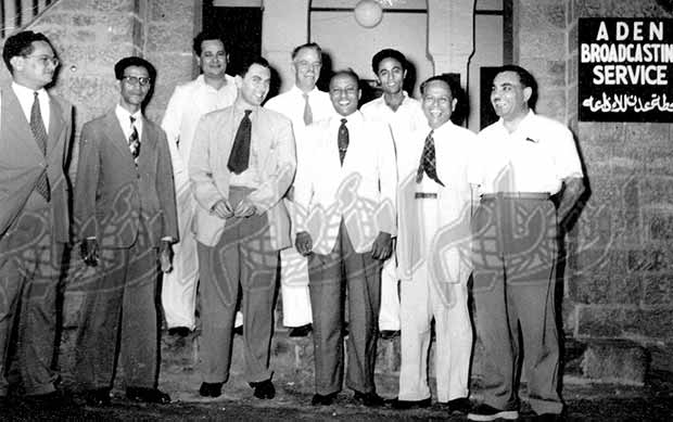 مبنى الإذاعة عند افتتاحها عام 1954 م. الواقفون من اليمين: توفيق إيراني مدير الإذاعة، الأستاذ محمد
علي لقمان، الأستاذ محمد علي باشراحيل، وخلفهم الأستاذ محمد سعيد جرادة، واثنان من الموظفين
الإنجليز، والأستاذ علي محمد لقمان وأخوه حامد في أقصى اليسار مبنى الإذاعة عند افتتاحها عام 1954 م. الواقفون من اليمين: توفيق إيراني مدير الإذاعة، الأستاذ محمد
علي لقمان، الأستاذ محمد علي باشراحيل، وخلفهم الأستاذ محمد سعيد جرادة، واثنان من الموظفين
الإنجليز، والأستاذ علي محمد لقمان وأخوه حامد في أقصى اليسار