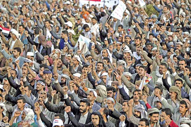 حشود المتظاهرين بصنعاء تواصل الاعتصام والهتاف لإسقاط الحكومة حشود المتظاهرين بصنعاء تواصل الاعتصام والهتاف لإسقاط الحكومة