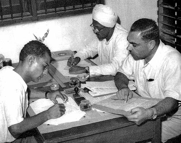 من اليمين: توفيق إيراني مدير الإذاعة والشيخ عبدالله حاتم ولطفي جعفر
أمان في استديوهات الإذاعة من اليمين: توفيق إيراني مدير الإذاعة والشيخ عبدالله حاتم ولطفي جعفر
أمان في استديوهات الإذاعة