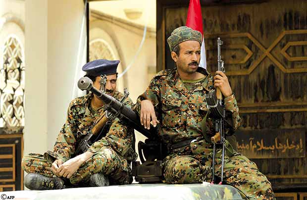جنديان يترقبان بحذر أي عنف محتمل جنديان يترقبان بحذر أي عنف محتمل