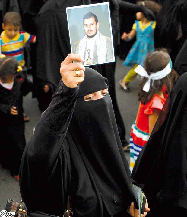 متظاهرة ترفع صورة عبد الملك الحوثي متظاهرة ترفع صورة عبد الملك الحوثي