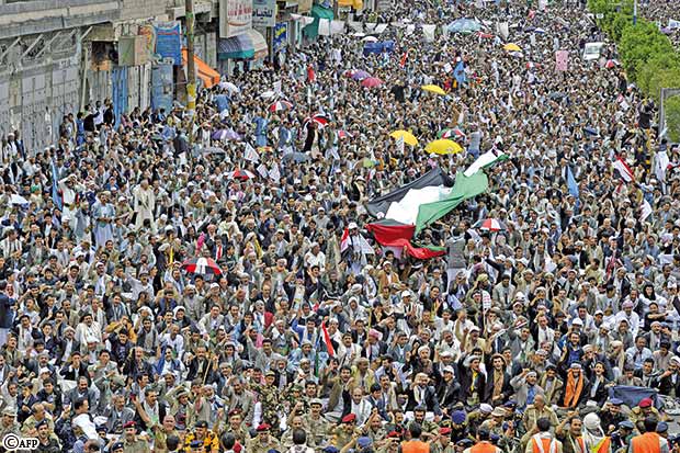 تجمع عشرات الآلاف من الحوثيين للصلاة في طريق المطار بشمال صنعاء