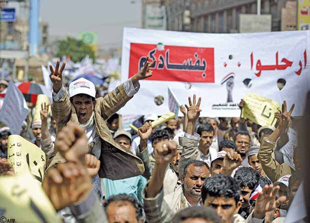 متظاهرون يهتفون ضد الحكومة وإجراءاتها الأخيرة متظاهرون يهتفون ضد الحكومة وإجراءاتها الأخيرة