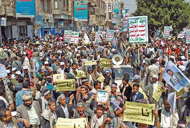 أنصار الحوثي يرفعون اللافتات المنددة في تظاهرات أمس أنصار الحوثي يرفعون اللافتات المنددة في تظاهرات أمس
