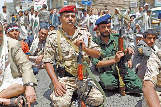 جنود مشاركون في تظاهرات أمس بصنعاء جنود مشاركون في تظاهرات أمس بصنعاء
