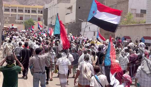 مسيرة حاشدة لجموع المصلين بعد صلاة الجمعة أمس في المعلا مسيرة حاشدة لجموع المصلين بعد صلاة الجمعة أمس في المعلا