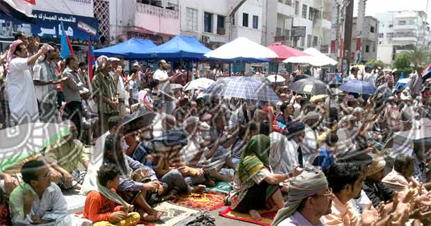 جموع المصلين أثناء خطبة الجمعة أمس في المعلا جموع المصلين أثناء خطبة الجمعة أمس في المعلا