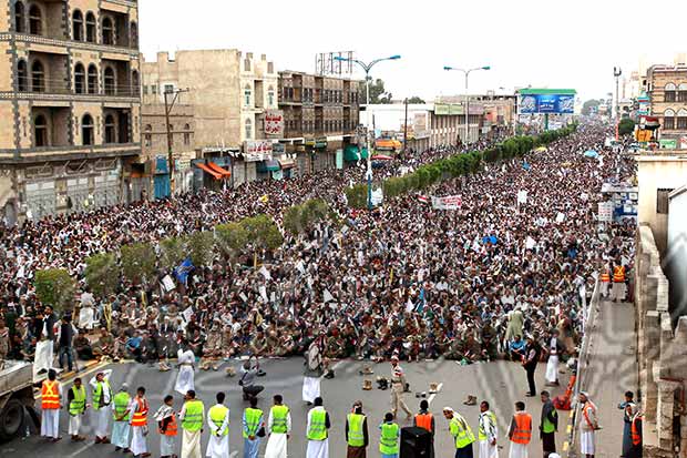 متظاهرو أنصار الله يؤدون صلاة الجمعة يوم أمس بصنعاء متظاهرو أنصار الله يؤدون صلاة الجمعة يوم أمس بصنعاء