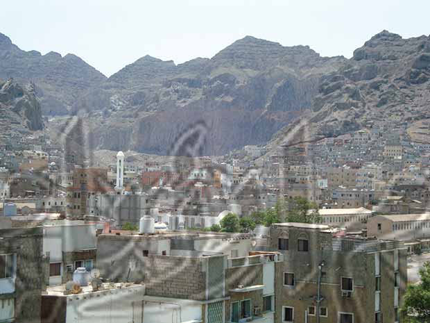 المباني العشوائية تزحف صوب الآثار في منطقة العيدروس حيث القلاع التاريخية المباني العشوائية تزحف صوب الآثار في منطقة العيدروس حيث القلاع التاريخية