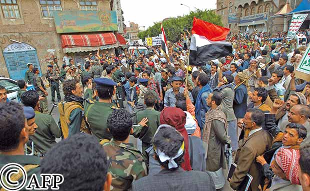 متظاهرون إلى جانب عدد من أفراد الأمن متظاهرون إلى جانب عدد من أفراد الأمن