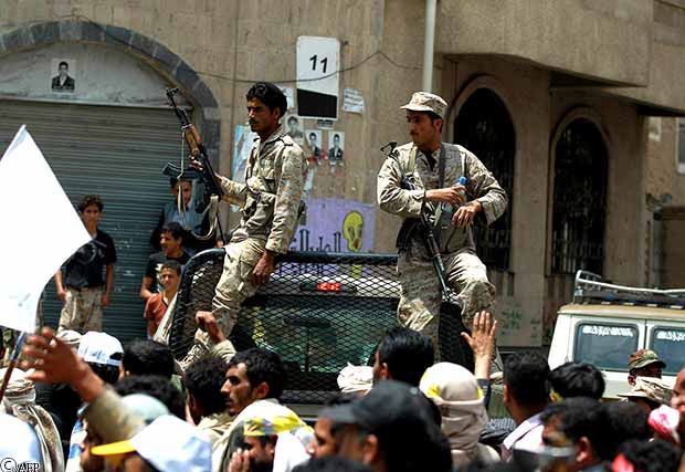 جنود على إحدى العربات الأمنية جنود على إحدى العربات الأمنية
