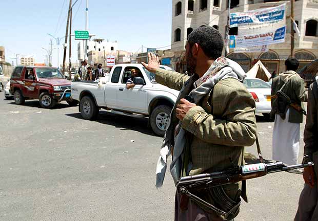 مجموعة من المسلحين الحوثيين ينضمون حركة السير أمس بصنعاء مجموعة من المسلحين الحوثيين ينضمون حركة السير أمس بصنعاء