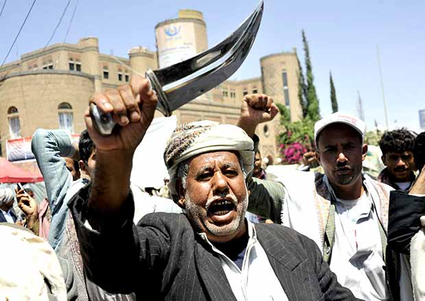 مواطن محتج يرفع خنجره أمس بصنعاء مواطن محتج يرفع خنجره أمس بصنعاء